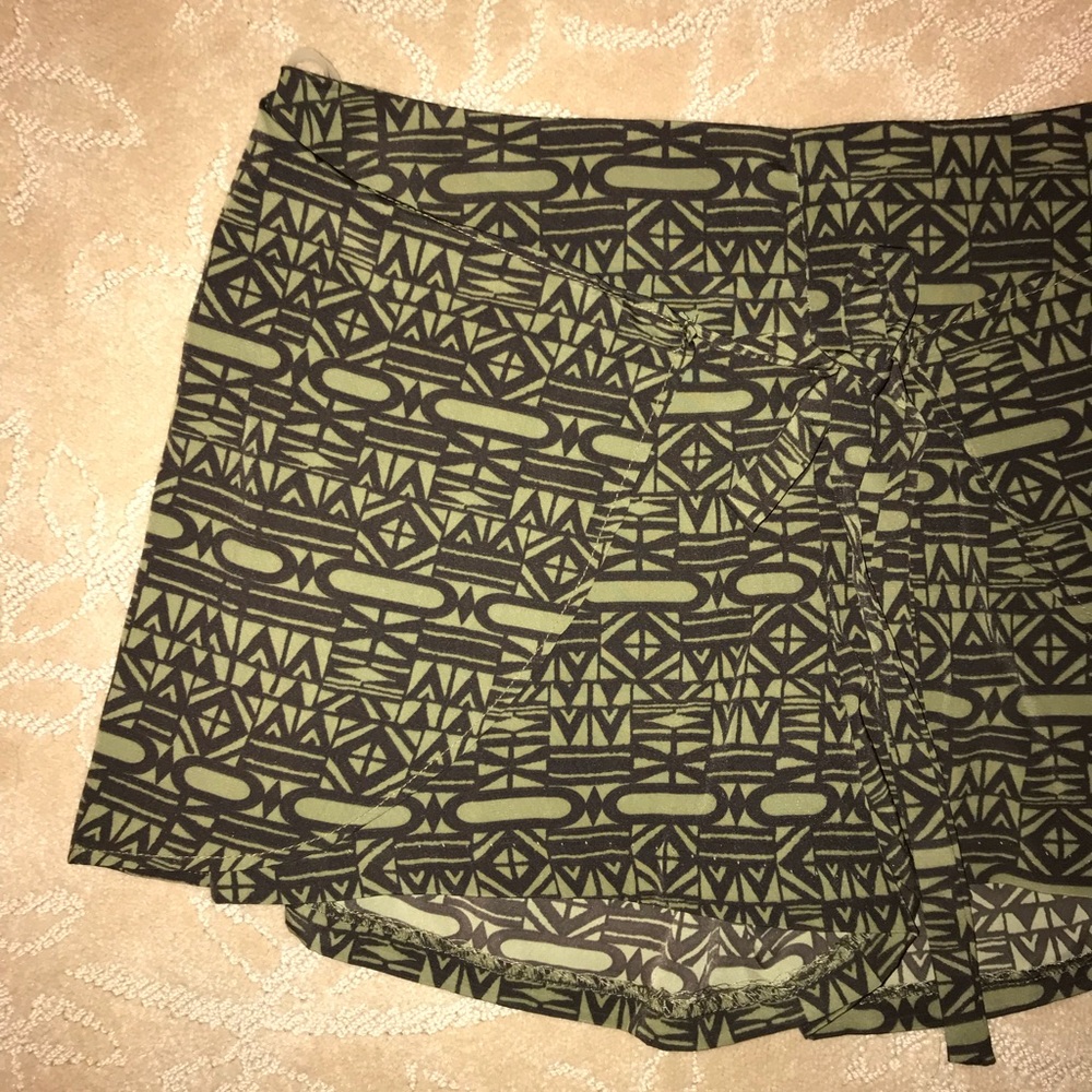 Draped and Tied Geometric Green Shorts 😍